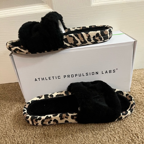 APL Shoes - APL Women’s Shearling Slide NWT in Box Black/Leopard Print Size 7